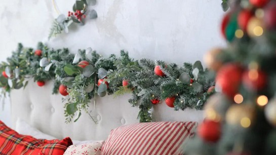 Vintage e moderno se misturam ao criar a decoração festiva.