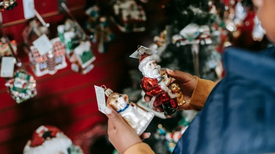 Vintage e moderno se misturam ao criar a decoração festiva.
